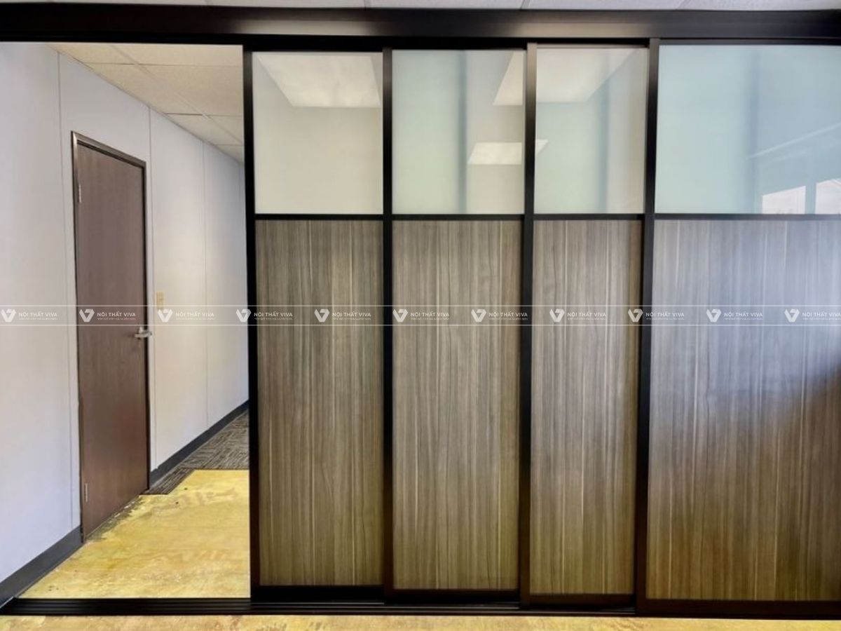 Xu hướng vách ngăn gỗ kính phòng khách, thiết kế đẹp và tiện dụng 