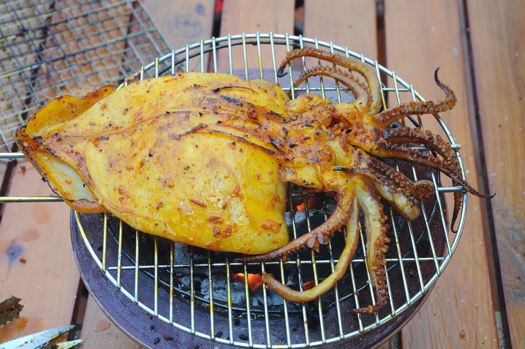 muc-mot-nang-nuong-tren-bep-than.jpg (679 KB)