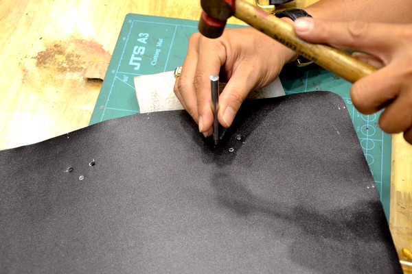 Bài 1: Làm quai túi xách - Hướng dẫn cách may túi xách da handmade Bài 1: Làm quai túi xách - Hướng dẫn cách may túi xách da handmade