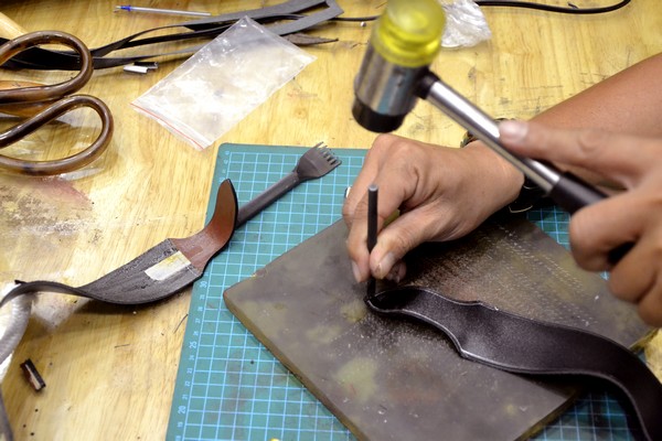 Bài 1: Làm quai túi xách - Hướng dẫn cách may túi xách da handmade Bài 1: Làm quai túi xách - Hướng dẫn cách may túi xách da handmade