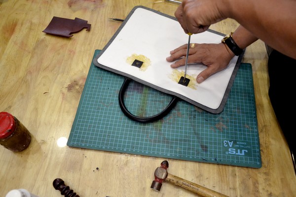 Bài 1: Làm quai túi xách - Hướng dẫn cách may túi xách da handmade Bài 1: Làm quai túi xách - Hướng dẫn cách may túi xách da handmade