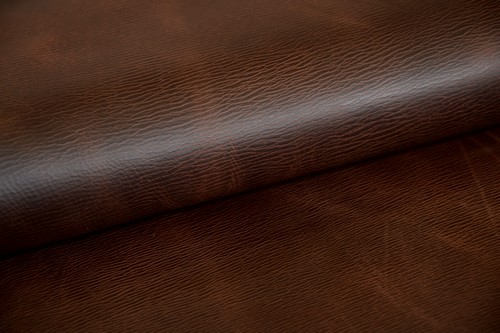 Da bò thật có bề mặt ráp, lỗ chân lông nhỏ li ti và đường vân khá tự nhiên Mua da bò ở đâu