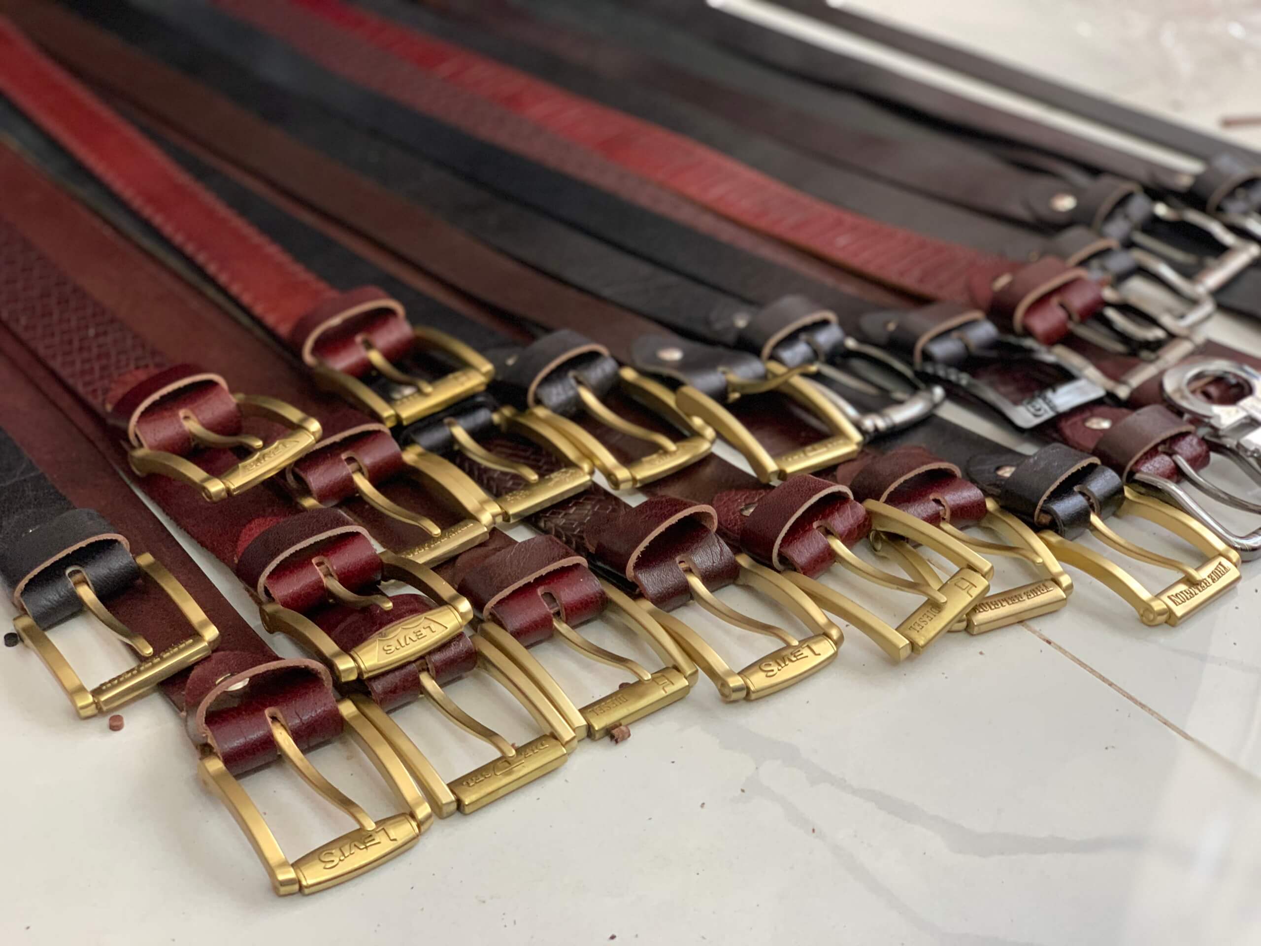 đục lỗ thắt lưng da