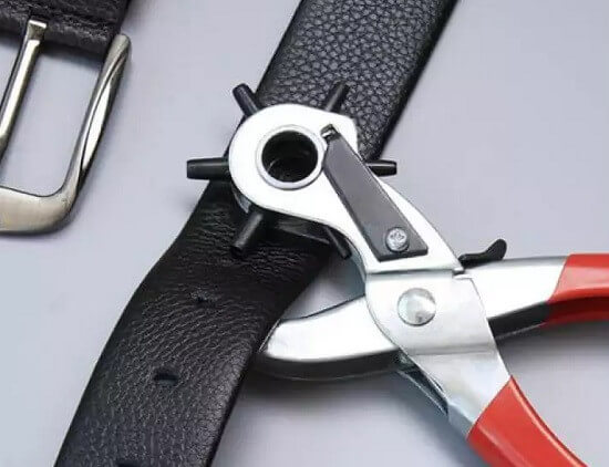 đục lỗ thắt lưng da