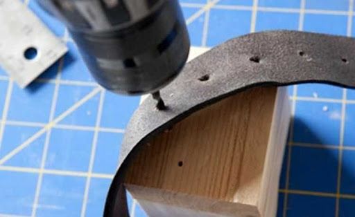 đục lỗ thắt lưng da