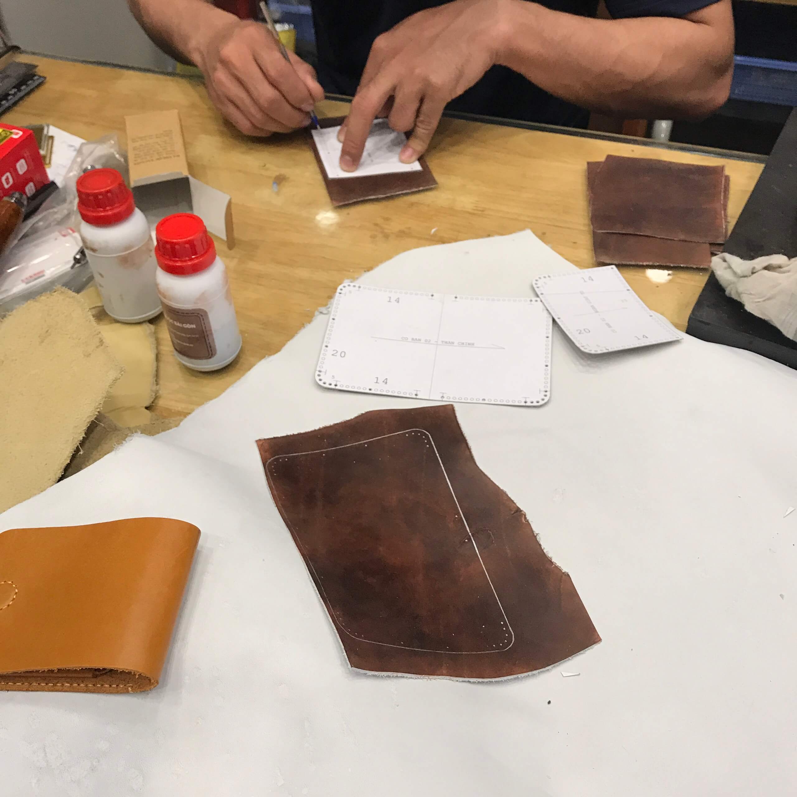 đục lỗ tròn trên da