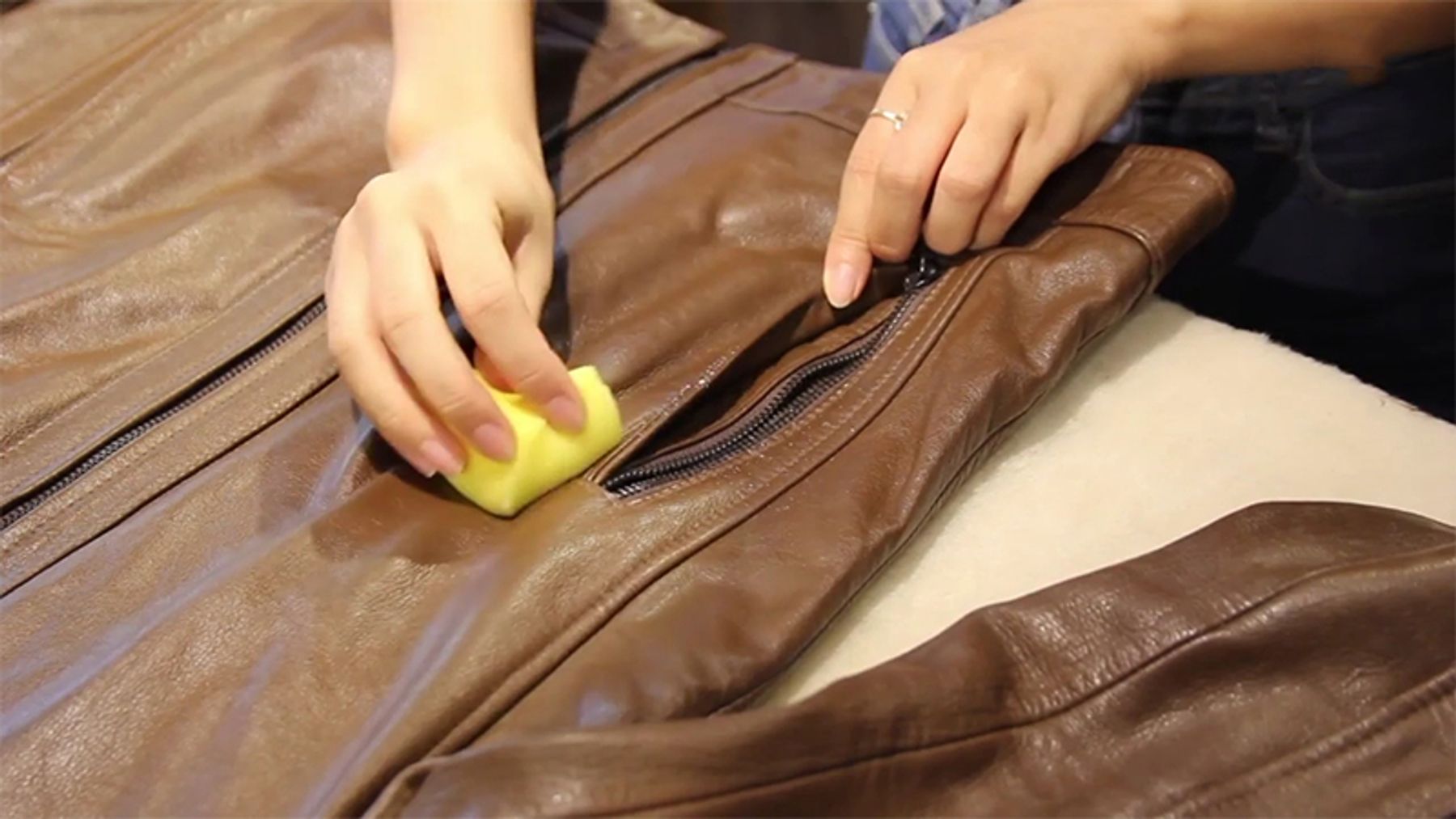 dụng cụ làm sạch đồ da