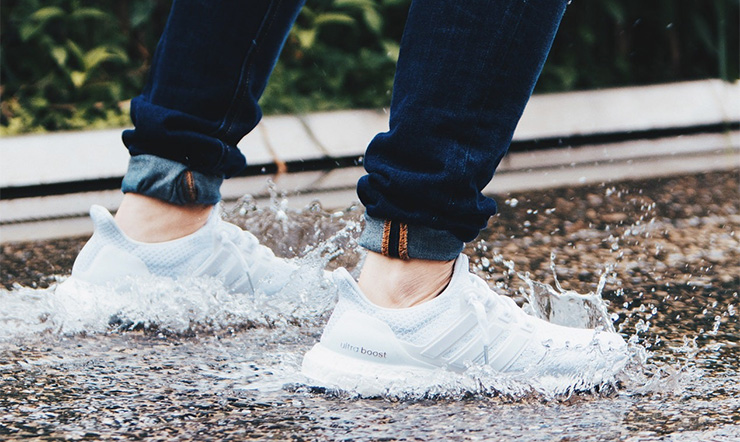 Giày trắng bị mốc đen