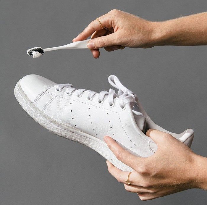 giày trắng bị mốc phải làm sao