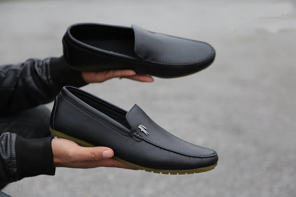 Kiểu giày da bò thật mang lại hình ảnh đơn giản thanh lịch cho nam giới