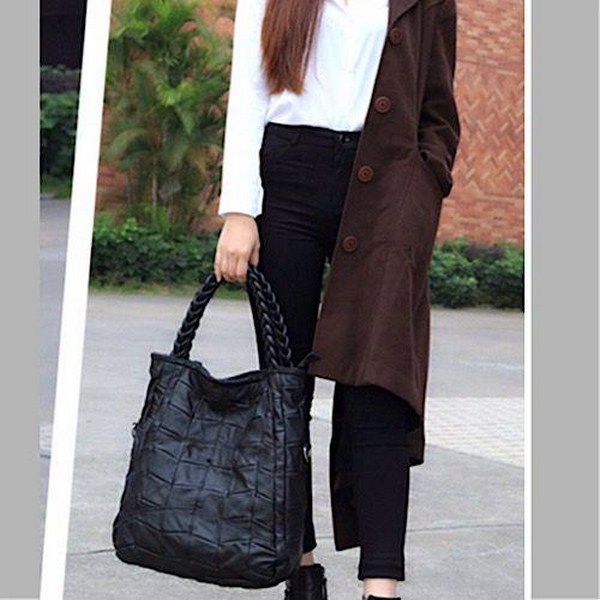 Túi xách da cừu đơn giản nhưng không đơn điệu.