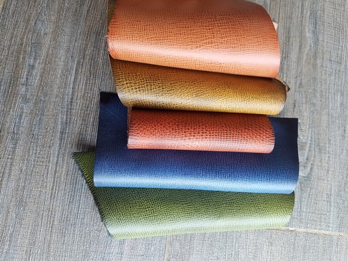 Màu sắc da đa dạng và kích thước khác nhau mua da bò tấm