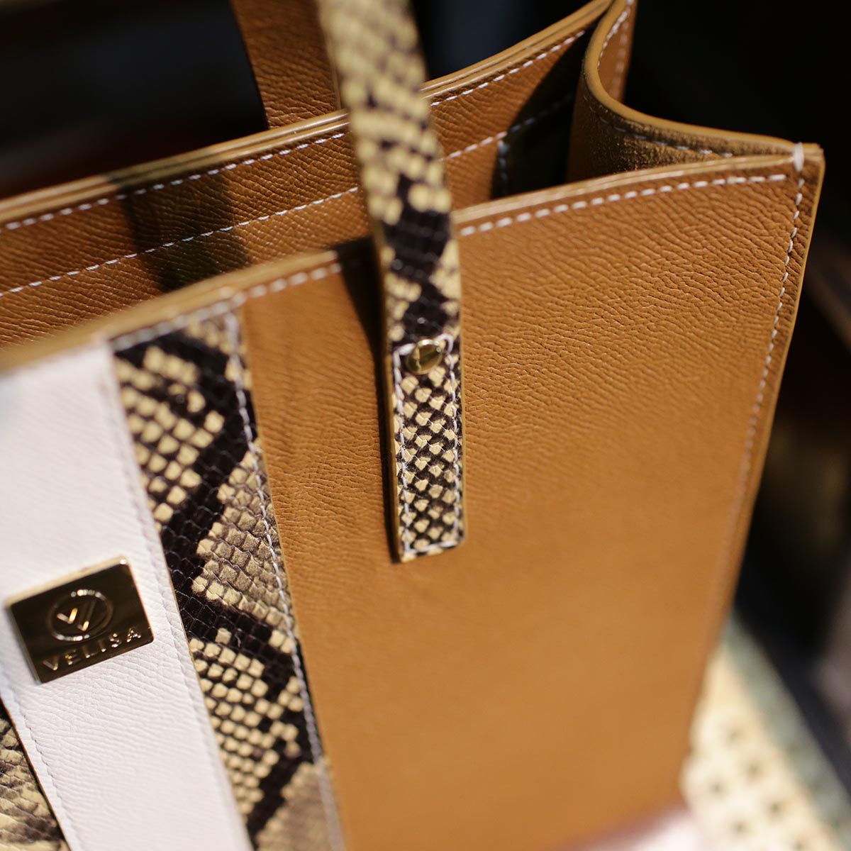 sơn cạnh túi xách