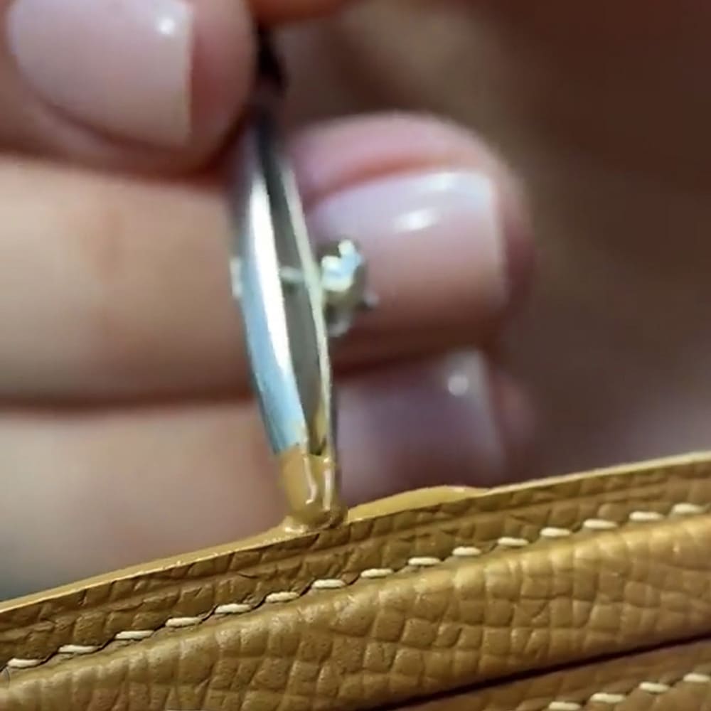 sơn cạnh túi xách