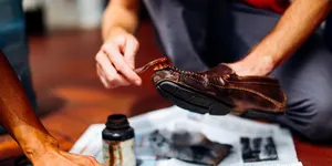 Cách chọn keo dán giày da đúng chuẩn