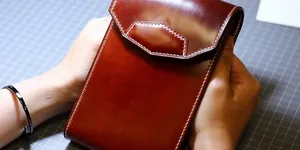 Khâu ví da với dụng cụ làm đồ da Hồ Chí Minh