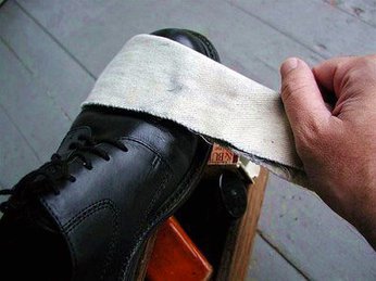 Giày da bị mốc làm thế nào để xử lý?