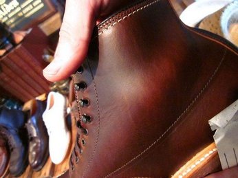 Tại sao bạn nên sở hữu một đôi giày nam da dê thật?