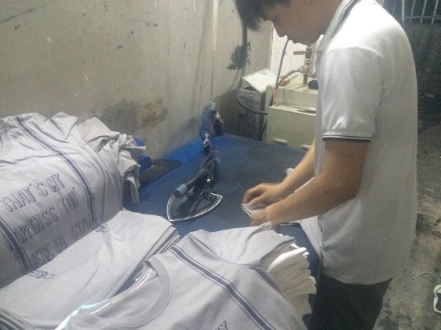 ủi áo thun gia công thành phẩm cho khách