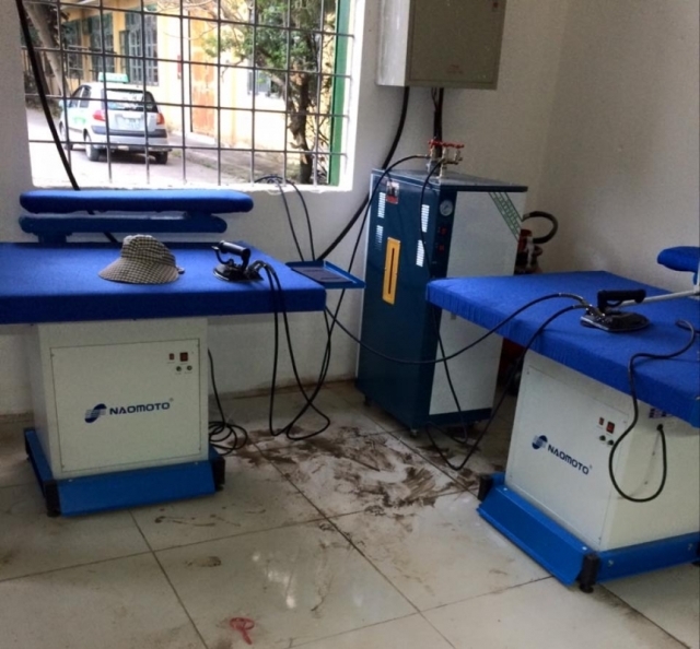 bàn ủi hơi nước chuyên dùng gia công áo thun xuất khẩu số lượng lớn