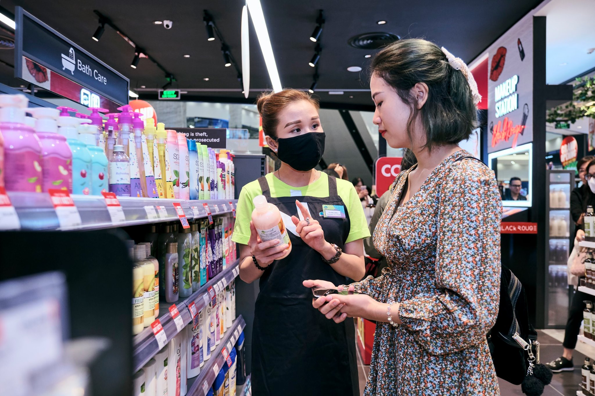 Mẫu áo đồng phục công ty mỹ phẩm màu xanh lá