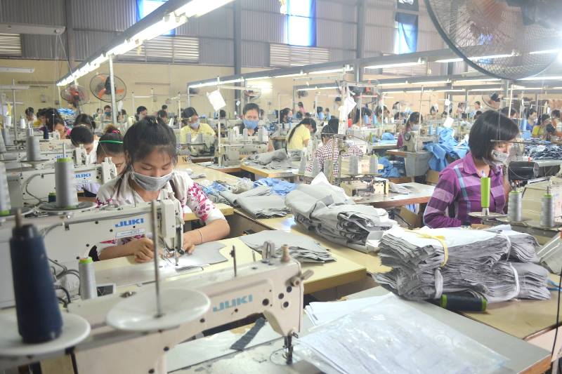 Công nhân tại một xưởng may mặc ở TPHCM