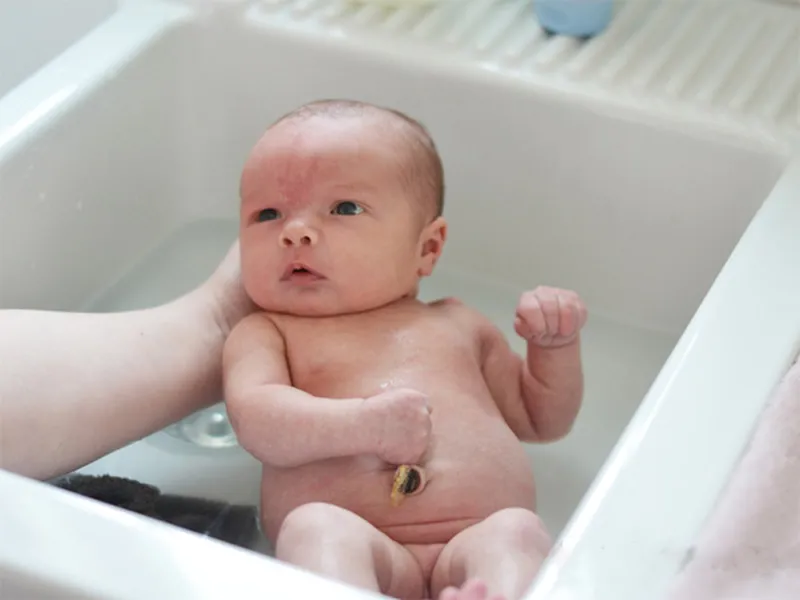 Kiến thức mẹ cần biết về cách tắm cho trẻ sơ sinh chưa rụng rốn