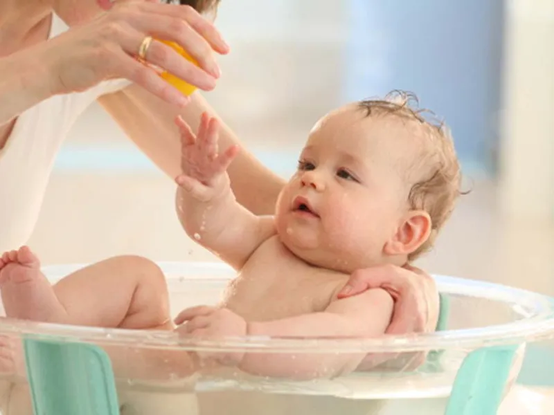 Mẹ đã biết tắm đúng cách cho trẻ sơ sinh an toàn chưa?