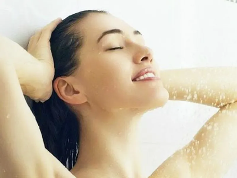 Phụ nữ sau sinh bao lâu thì được tắm gội?