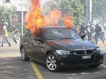 BMW 328i bị cháy vì lỗi hệ thống điện