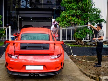 Cường Đô La tự tay rửa siêu xe Porsche 911 GT3 mới tậu