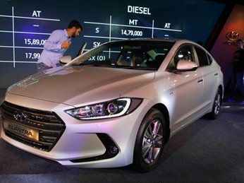 Hyundai Elantra 2016 có giá hơn 19.000 USD ở Ấn Độ
