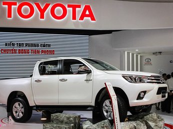 Toyota Hilux mới thay động cơ, giá từ 697 triệu tại Việt Nam