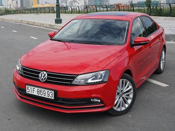 Volkswagen Jetta giảm 100 triệu đồng, về ngang Corolla Altis