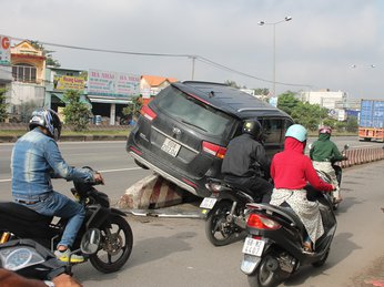 Xe Kia 7 chỗ leo dải phân cách, nhiều người trên xe hoảng sợ