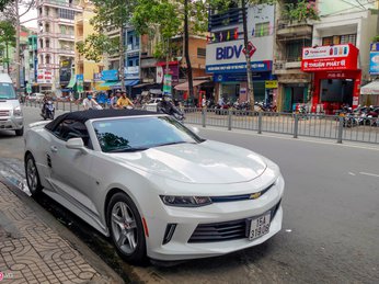 Xe thể thao Chevrolet Camaro 2017 đầu tiên trên đường Sài Gòn