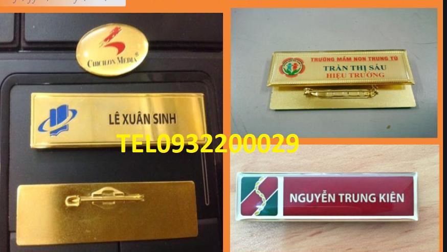 Biển tên nhân viên có gắn kim băng hay nam châm