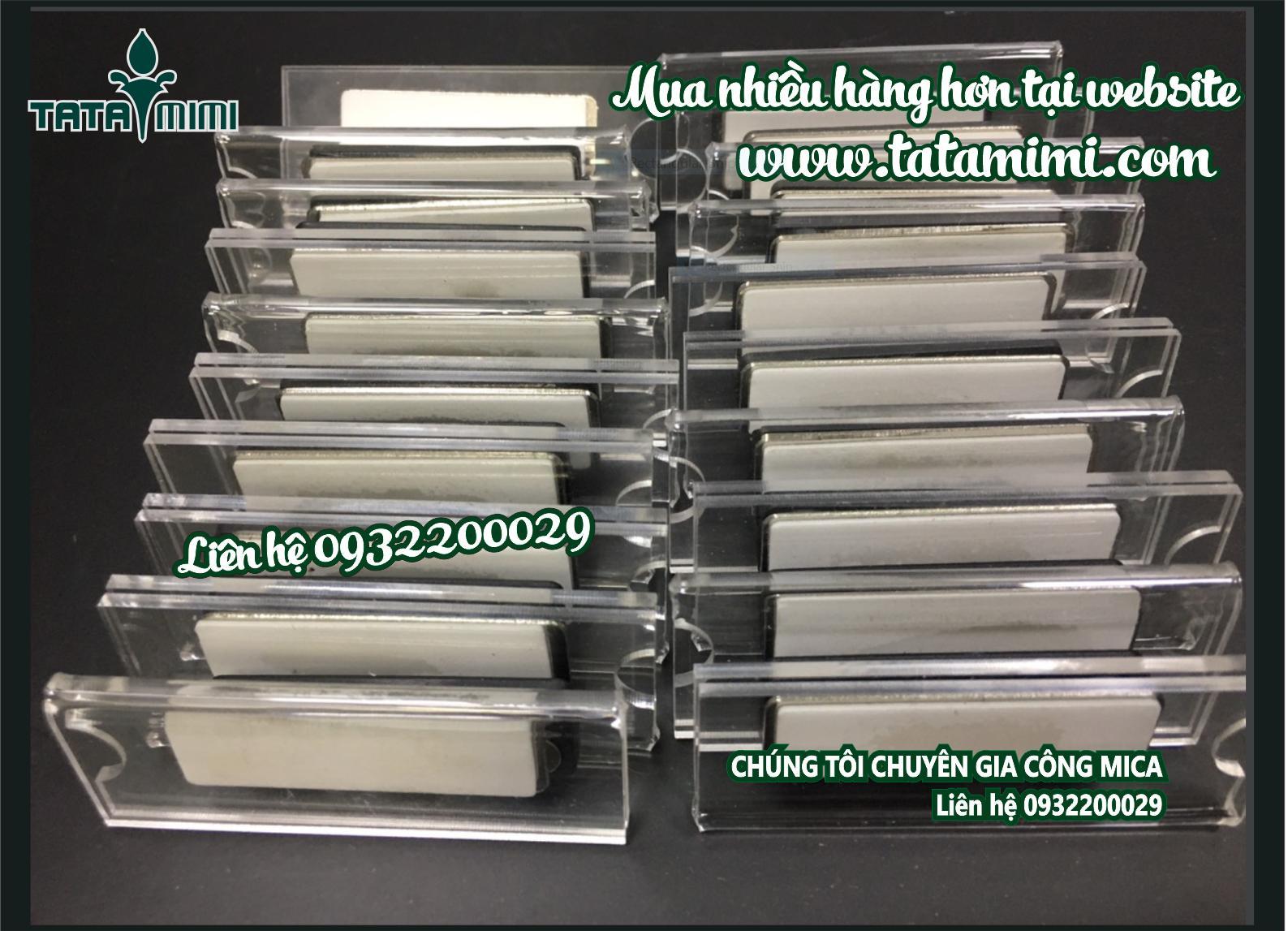 Thẻ tên kèm kim băng đằng sau