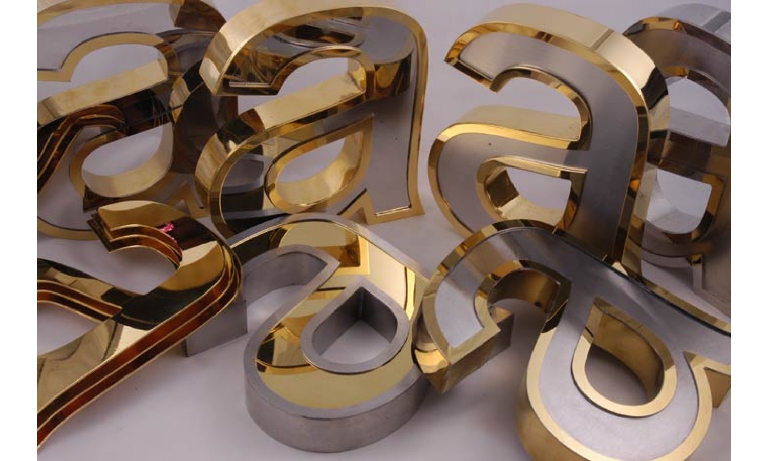 Chữ mica cắt từ tấm hay hút nổi.