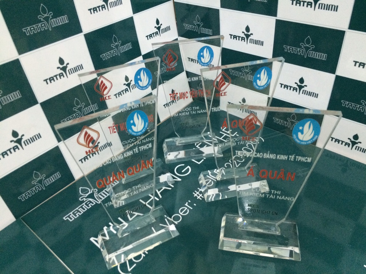 Cúp vinh danh có led và không led