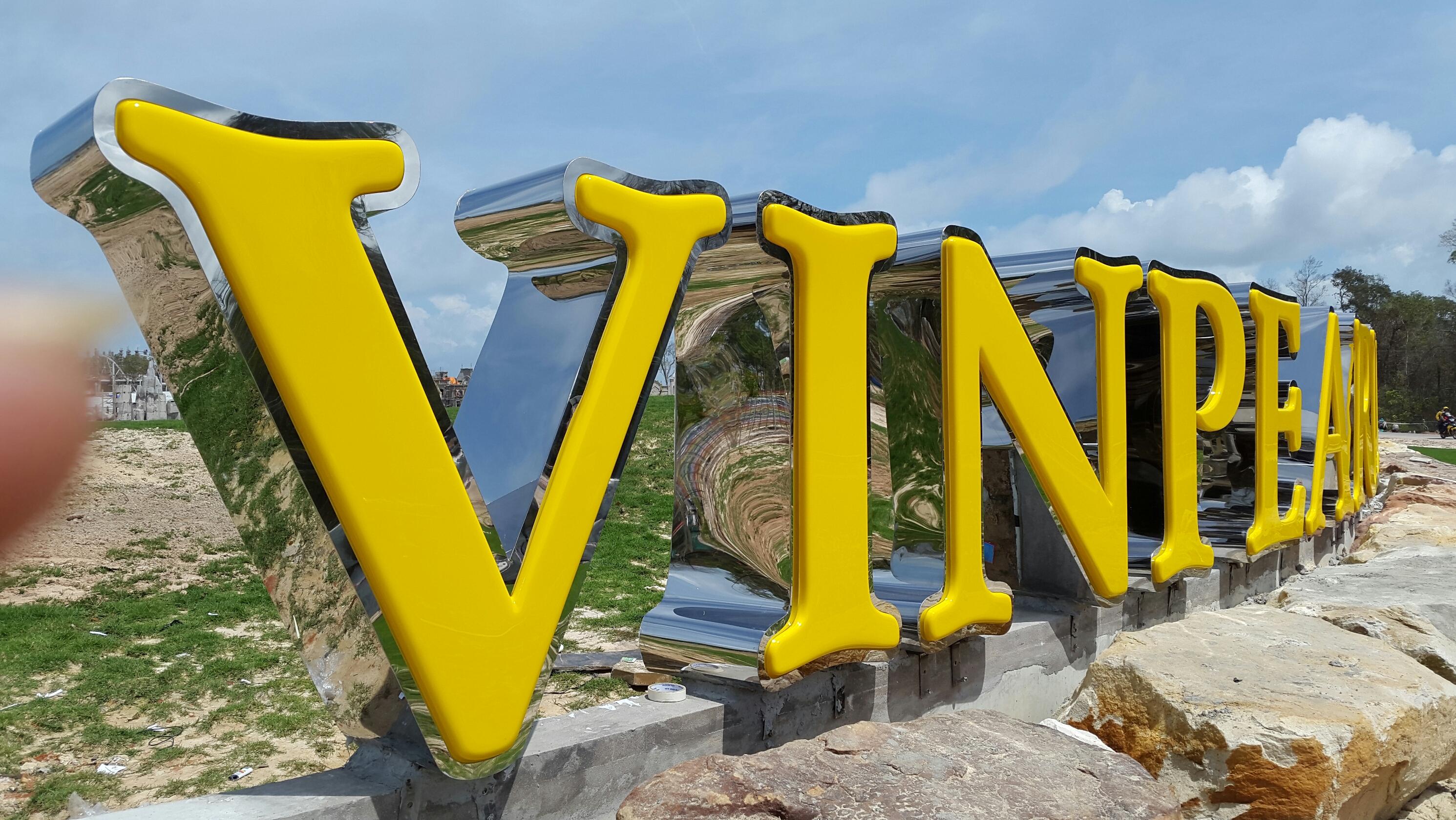 Biển quảng cáo trên tòa nhà bằng mica