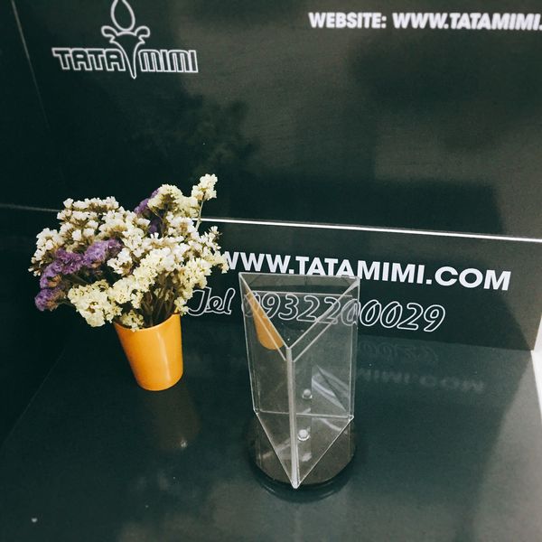 Kệ xoay để tờ rơi làm từ mica