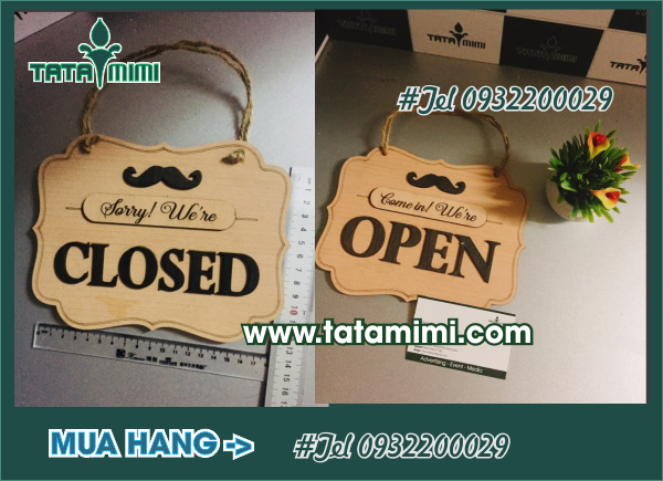 Biển đóng-mở treo ở cửa