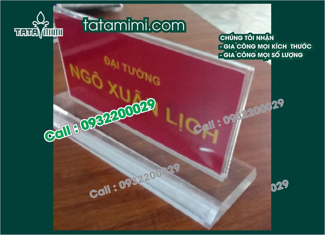 Kệ chức danh đơn giản và cầu kì bằng mica
