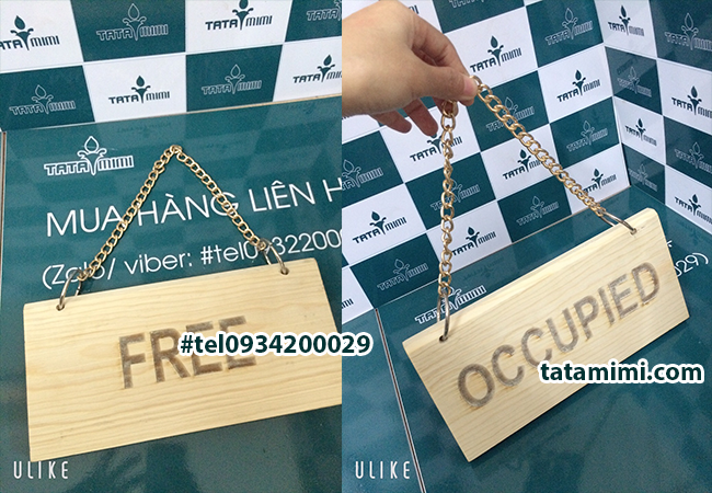 Biển đóng-mở treo ở cửa