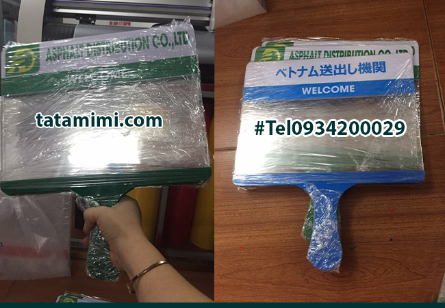 Biển A4 in logo cầm tay đón sân bay