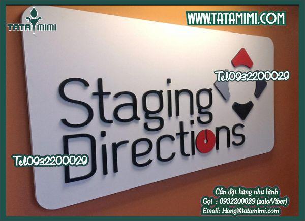 Biển công ty in trực tiếp lên mica hay gắn chữ nổi lên mica