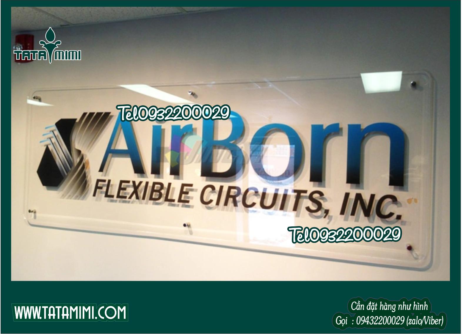 Biển công ty in trực tiếp lên mica hay gắn chữ nổi lên mica