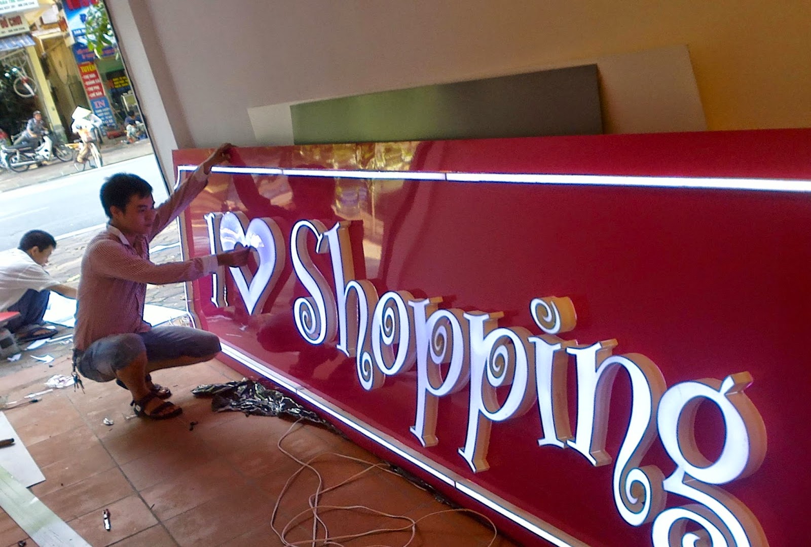 Backdroup được gắn chữ bằng mica