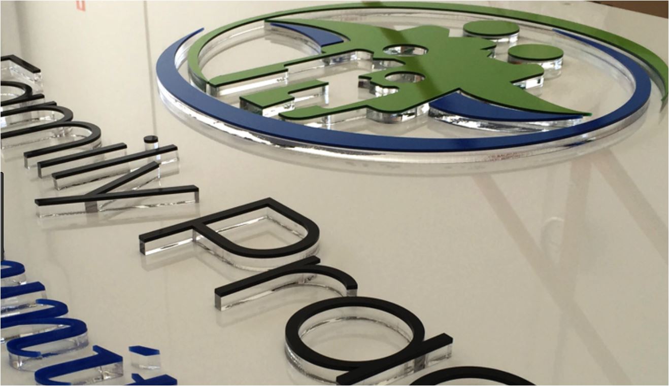 Chữ quảng cáo bằng mica làm logo